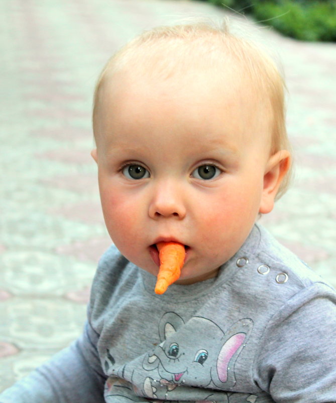 Малышка с морковкой - Инна Дегтяренко
