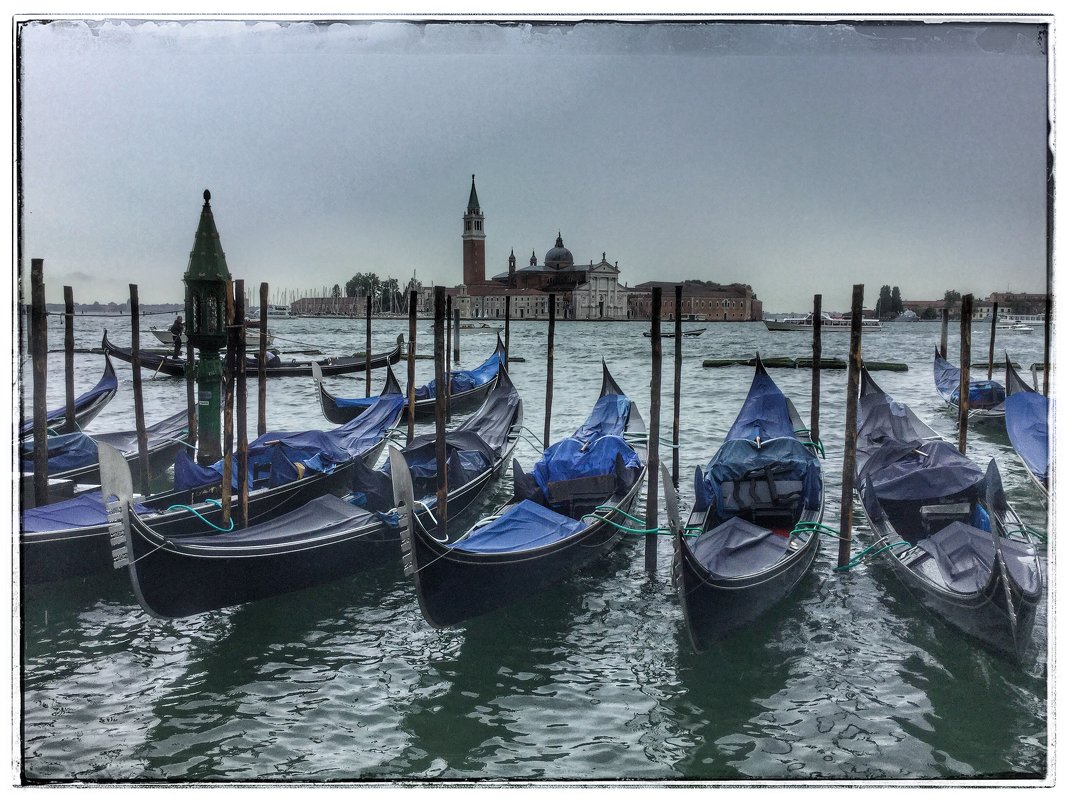 Просто гондолы на канале в Венеции - Николай Милоградский