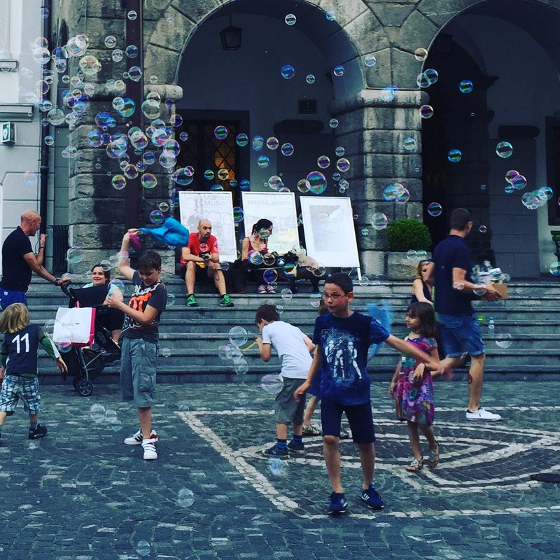 Мыльные пузыри на площади Любляны - Андрей Крючков
