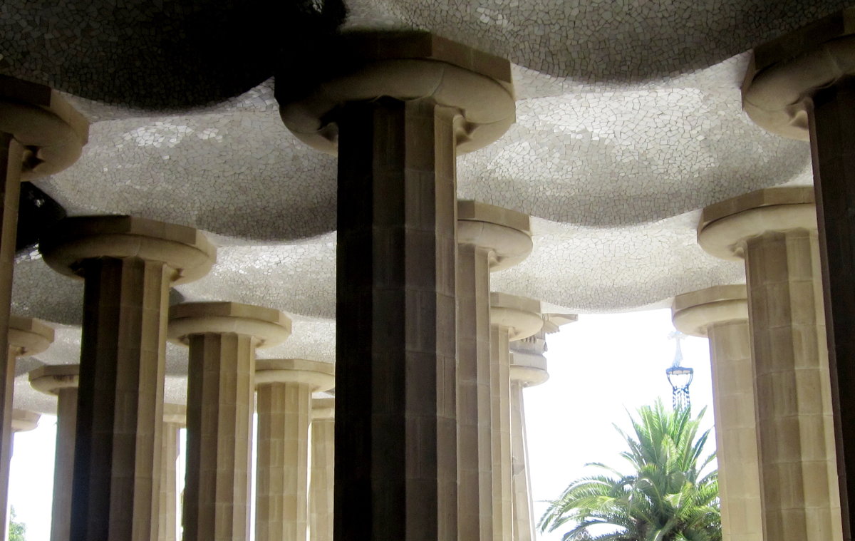 Барселона. Парк Гуэль архитектора Гауди. Колонный зал из ста колонн (фрагмент) - татьяна 