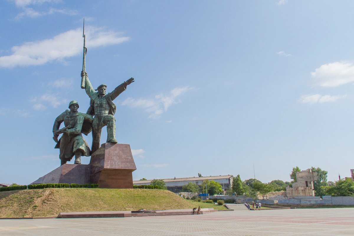 Памятник Солдату и Матросу - Дмитрий Сиялов