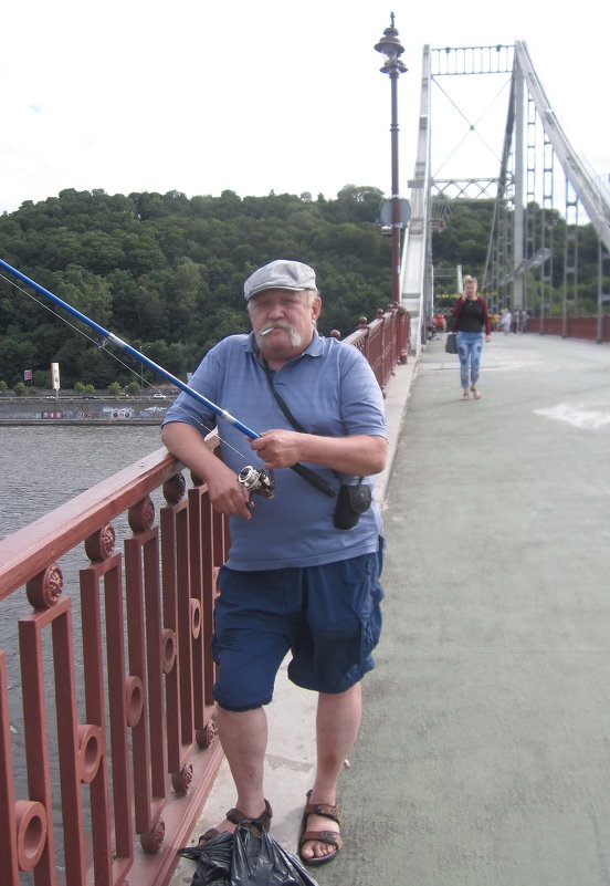 Ловлю рыбу с Пешеходного моста в Киеве - Ростислав 