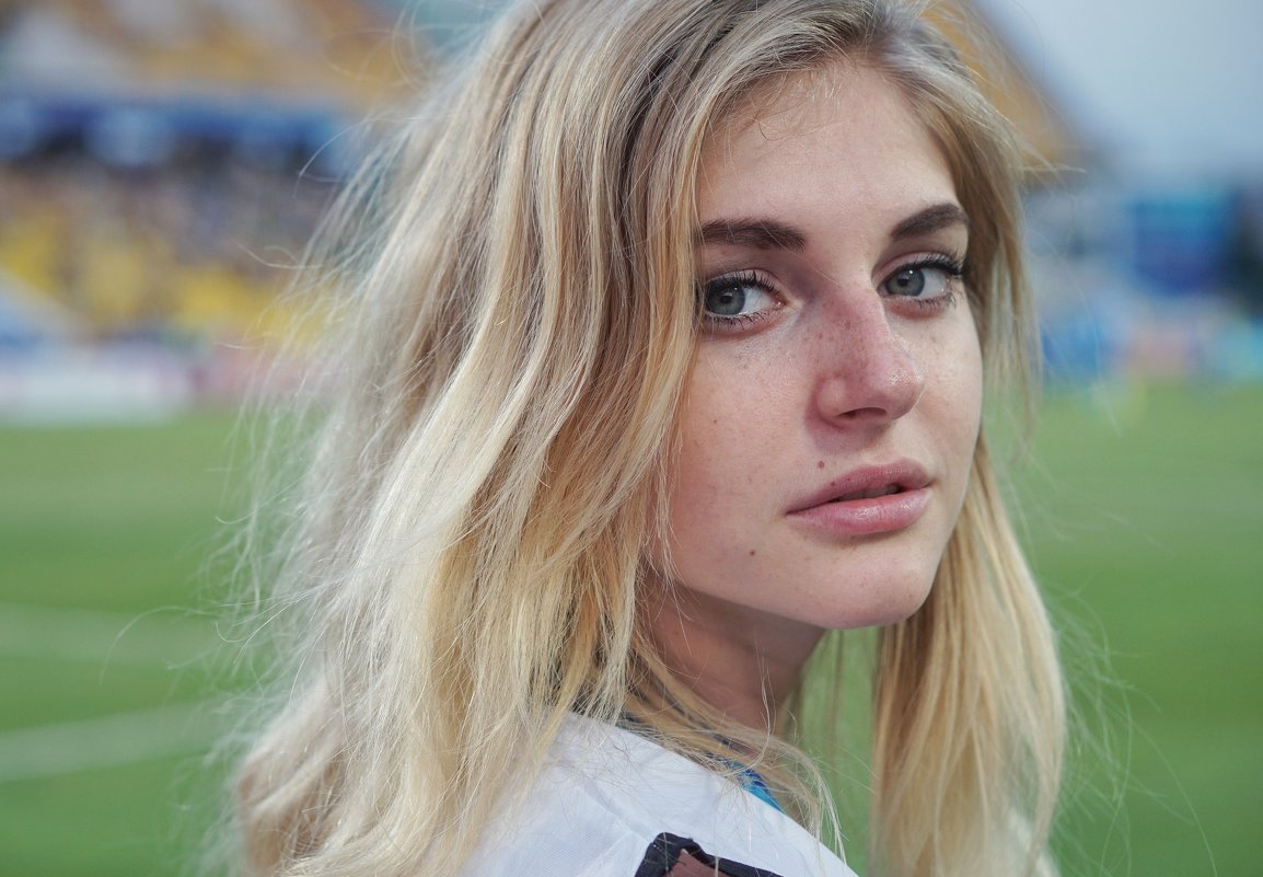 Блондинка на футболе - Андрей Майоров