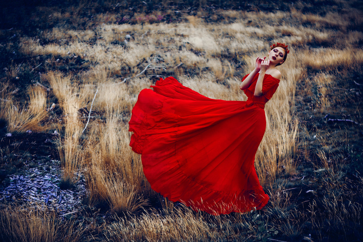 В поле в Красном платье