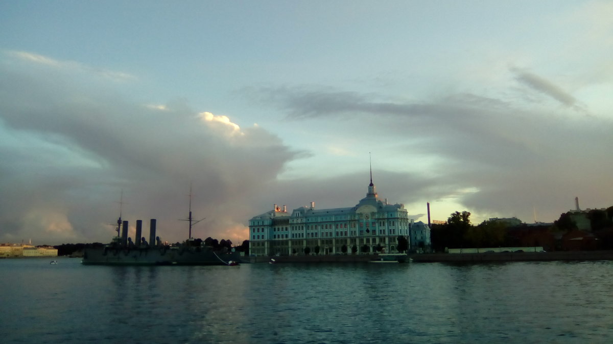 Река Нева и красивое вечернее небо. (Санкт-Петербург). - Светлана Калмыкова
