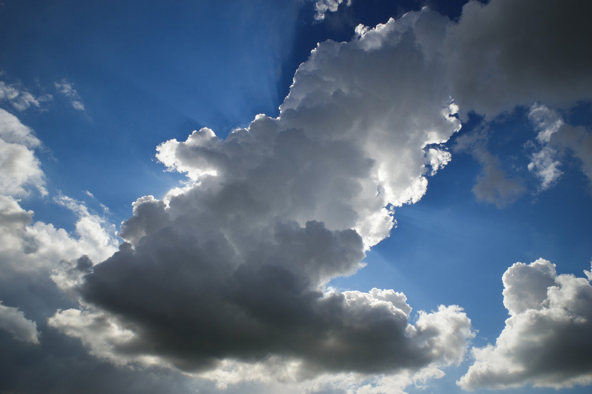 Небо — как будто летящий мрамор с белыми глыбами облаков - Олег Сидорин