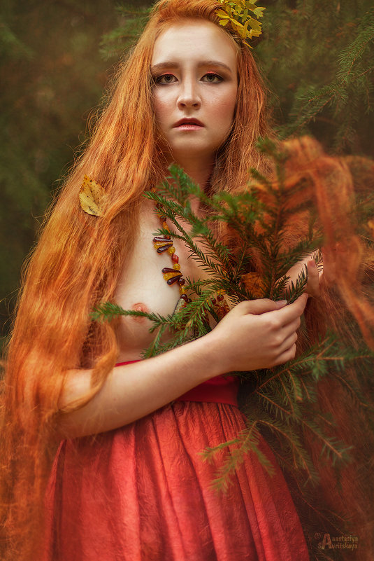 В осеннем лесу голая рыжая дева