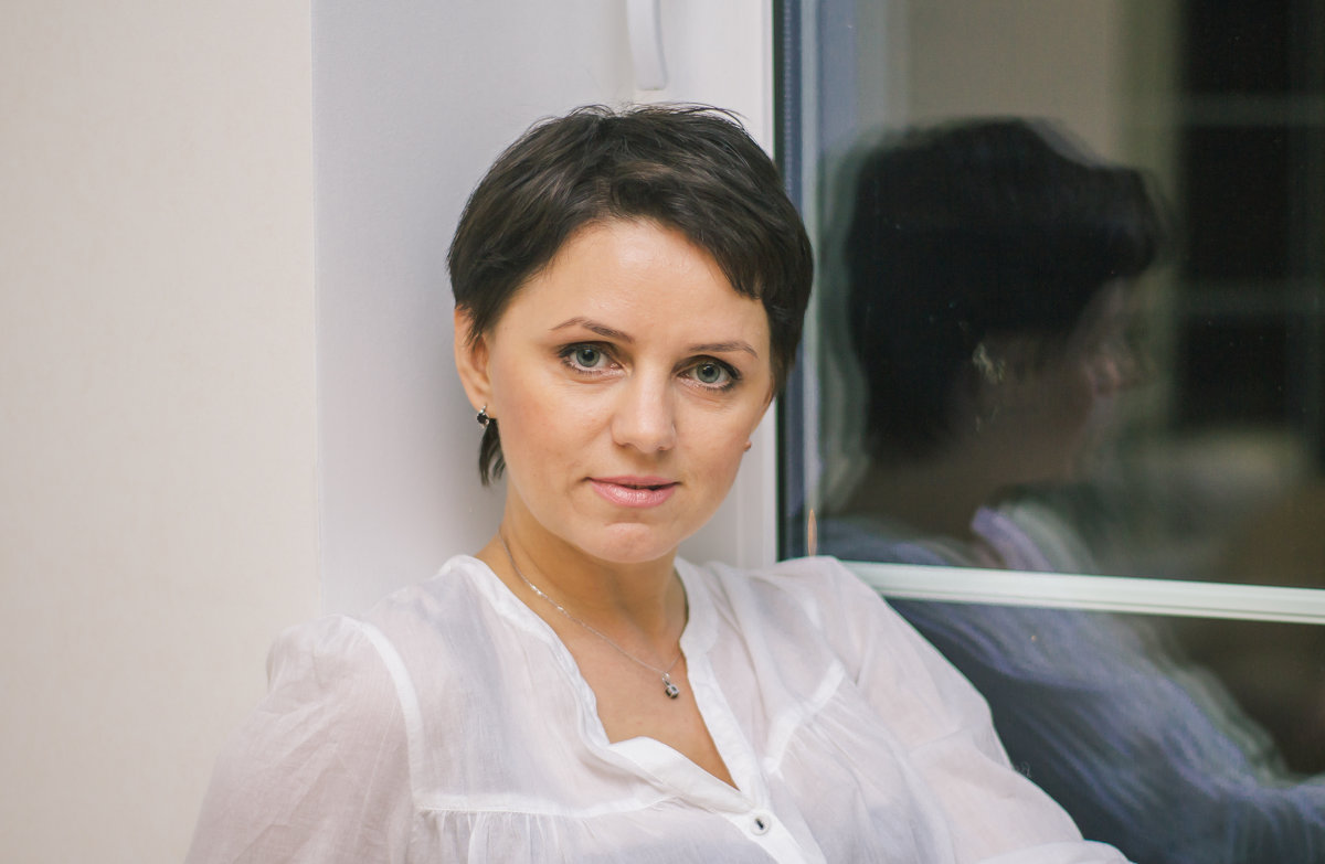 Девушка у окна - Юлия Николаева