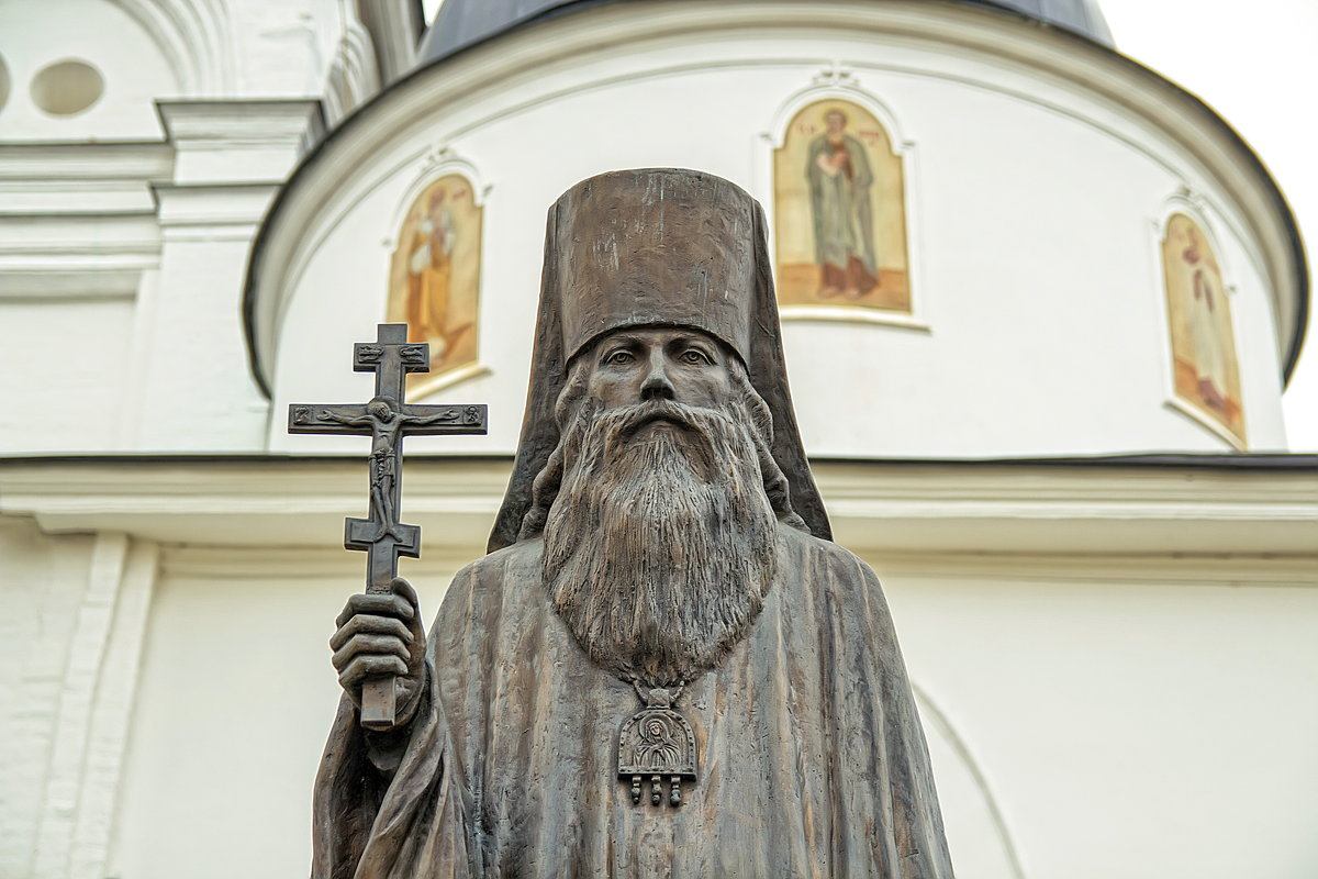 Памятник священномученику епископу Серафиму . - Анатолий. Chesnavik.