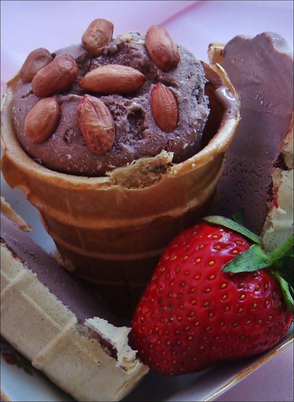 Угощение для любителей шоколадного мороженого и клубники. - Нина Корешкова