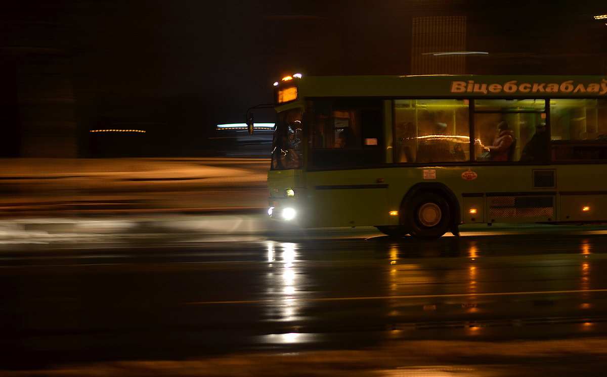 Движущийся транспорт в тёмное время суток - Марина Романова