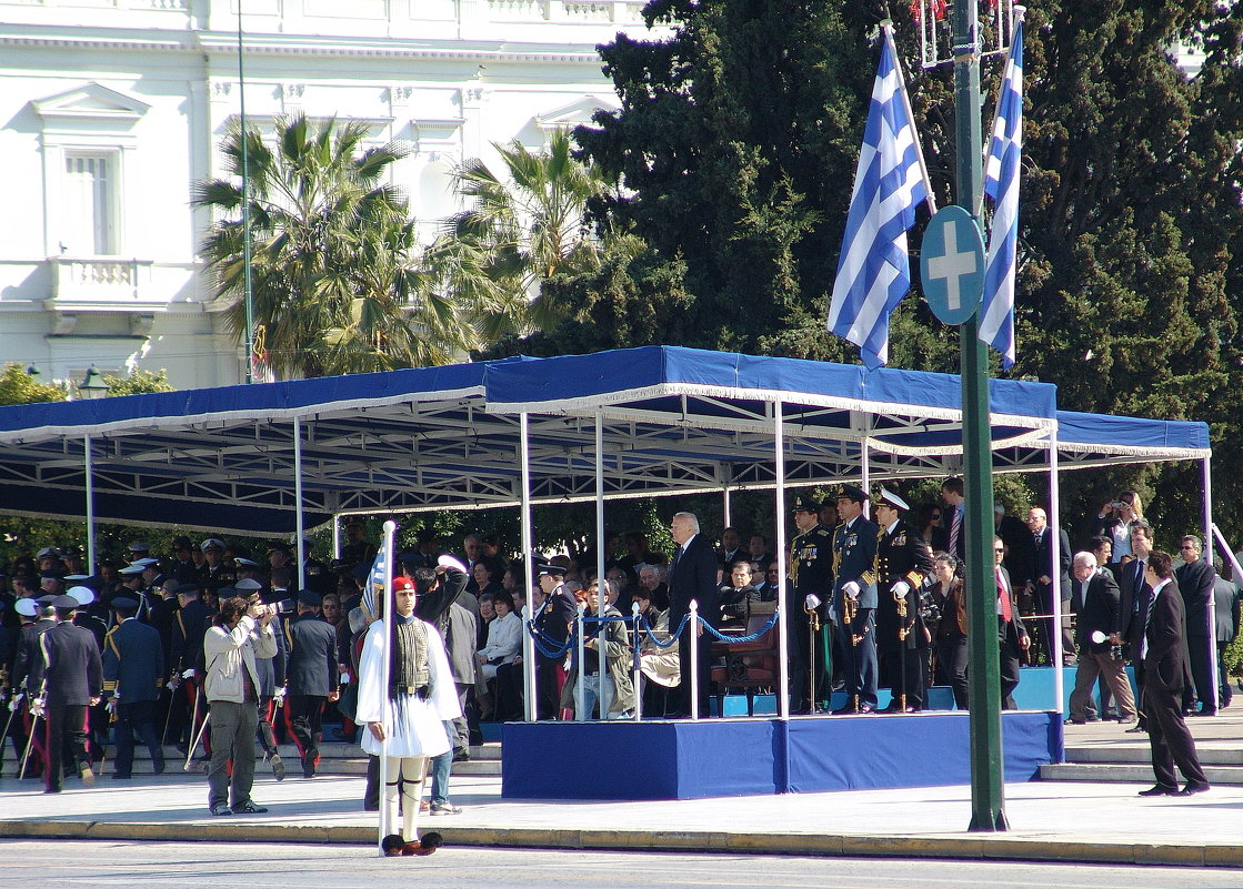 На параде.Президент Греции  Каролос Папуляс. - Оля Богданович