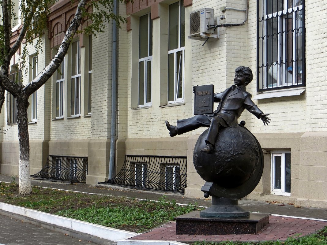 1 сентября 2011 года в Ростове-на-Дону был открыт памятник первокласснику - Татьяна Смоляниченко