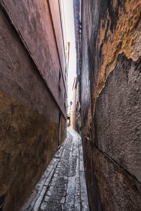 Прогуливаясь "широкими" улочками Толедо,Испания... - Александр Вивчарик