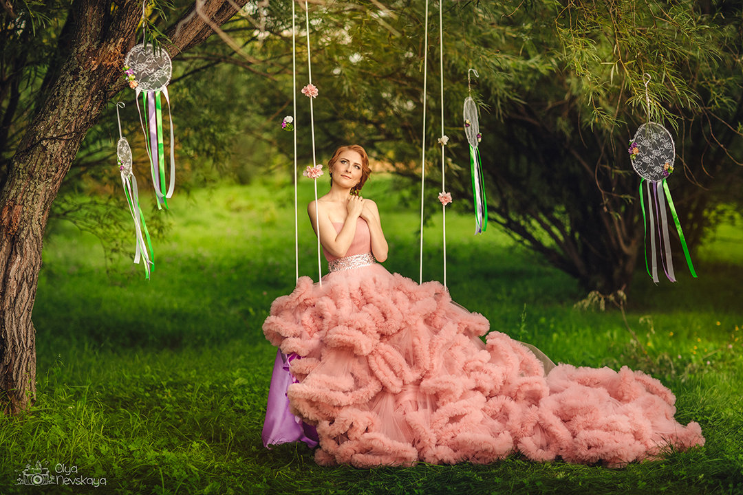 Девушка в розовом платье на качеле - Ольга Невская