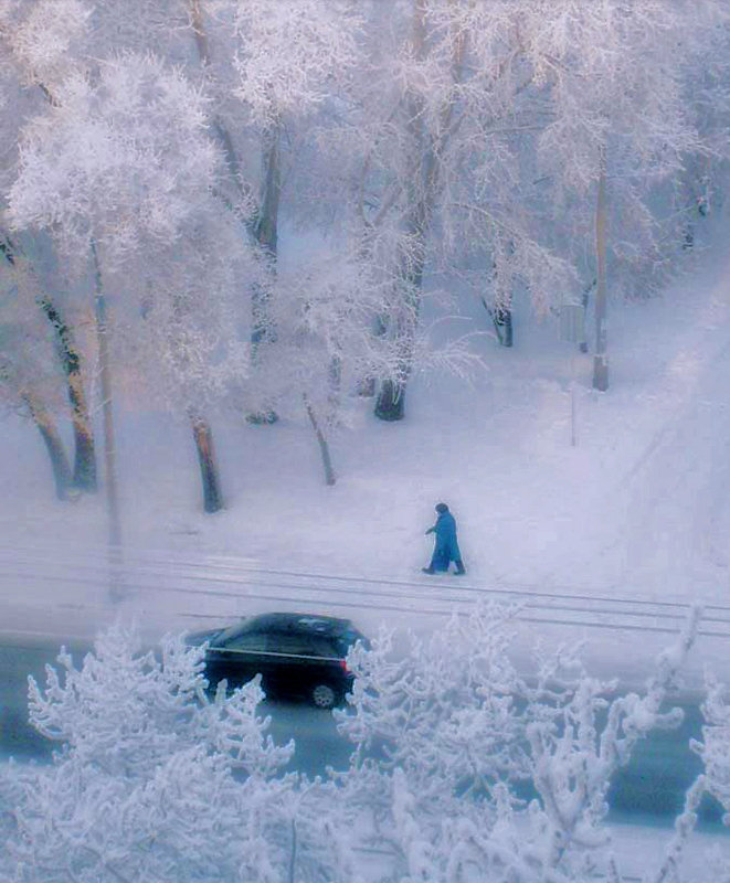 Шагает зима в белоснежном, а женщина в валенках,... - Екатерина Торганская