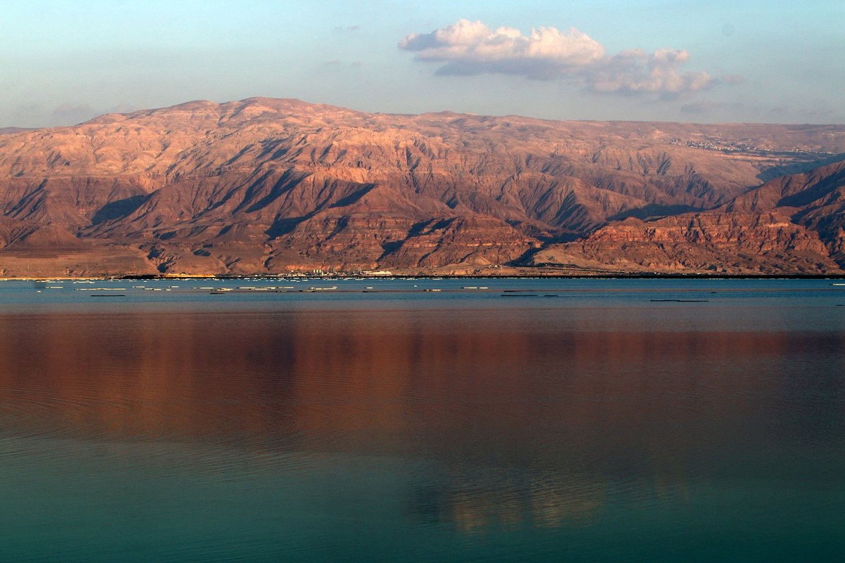 на противоположном берегу Мертвого моря видны горы в Иордании - vasya-starik Старик