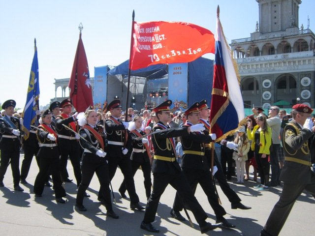 Шагают в ряд кадеты под Знаменем Победы - Дмитрий Никитин