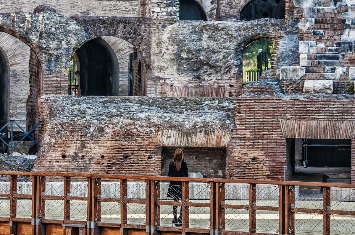 Girl in the Coliseum - Dmitry Ozersky