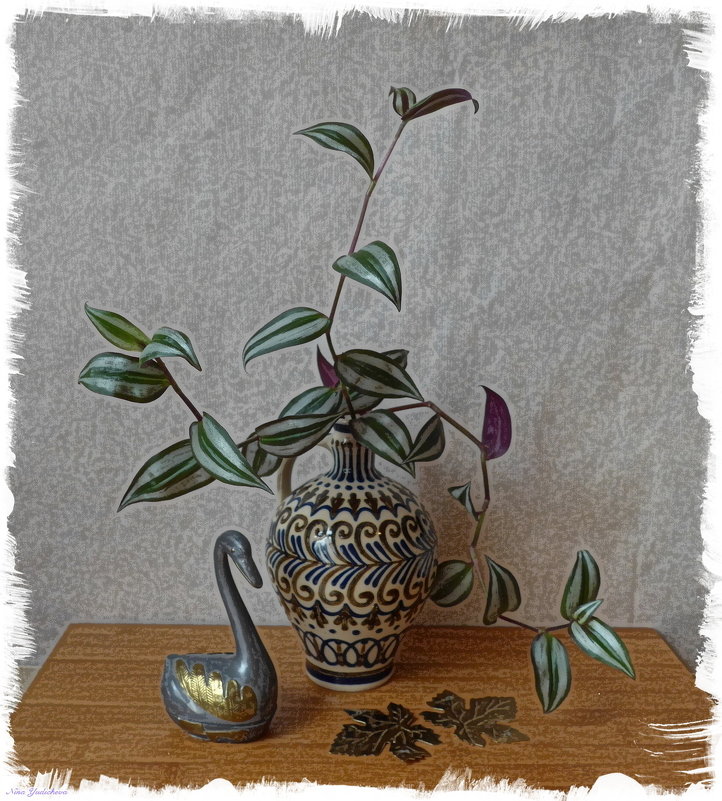 Зебрина в вазе, лебедь и золотые листья - Nina Yudicheva