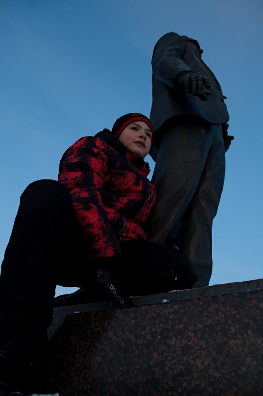 С памятником - Майя Смехова
