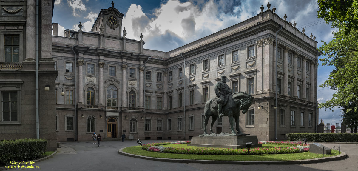 Памятник императору Александру III у входа в Мраморный дворец - Valeriy Piterskiy