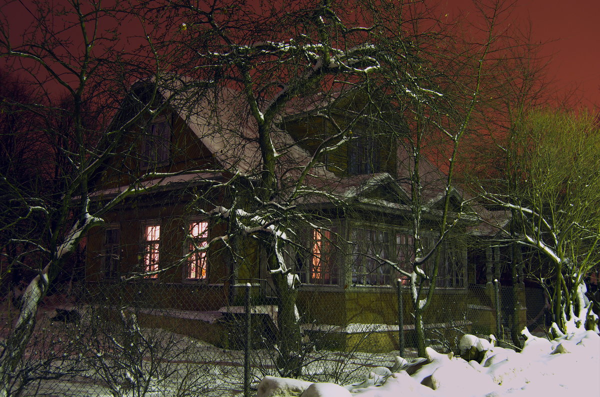 Старый сельский дом в центре Стрельны ночью. - Владимир Ильич Батарин