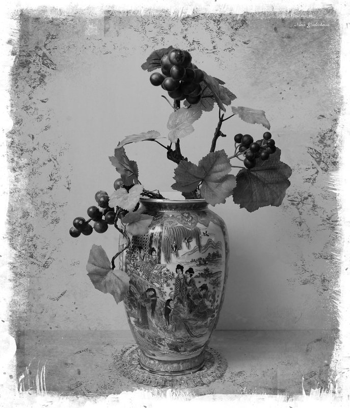 Виноградная лоза в китайской вазе - Nina Yudicheva