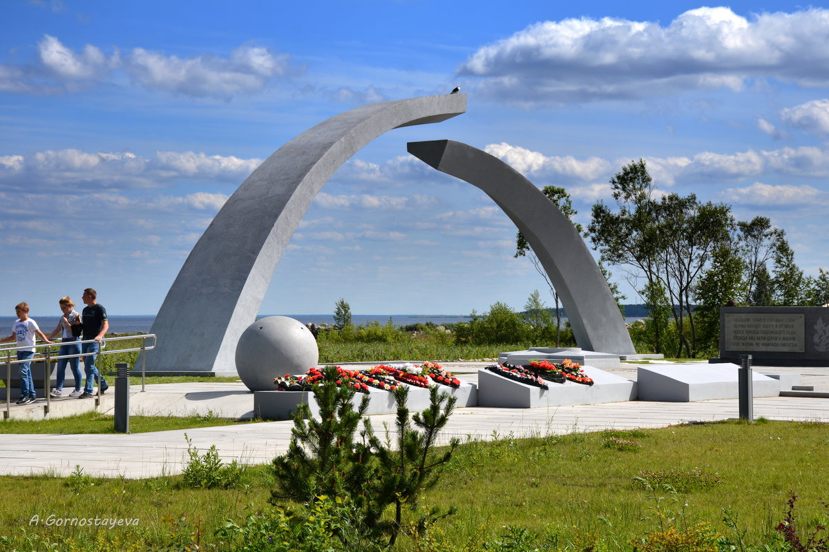Памятник «Разорванное кольцо» на Дороге Жизни. - Anna Gornostayeva