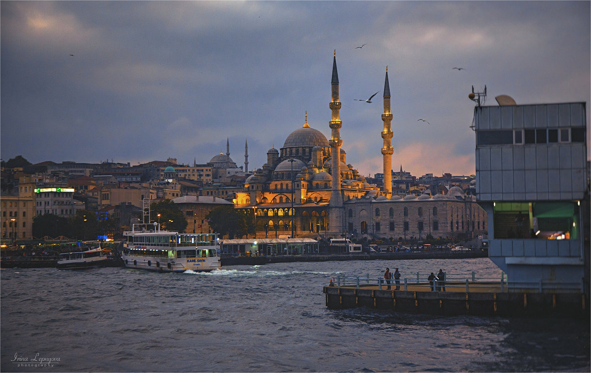 Вид на Новую мечеть в Стамбуле и пролив Золотой рог в вечернее время - Ирина Лепнёва