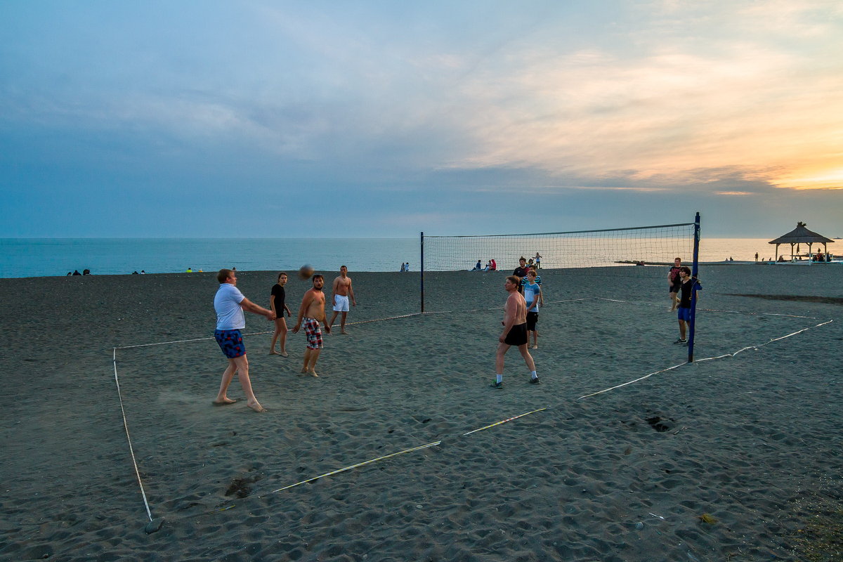 пляжный волейбол на пляже Адлера - Алексей Лейба
