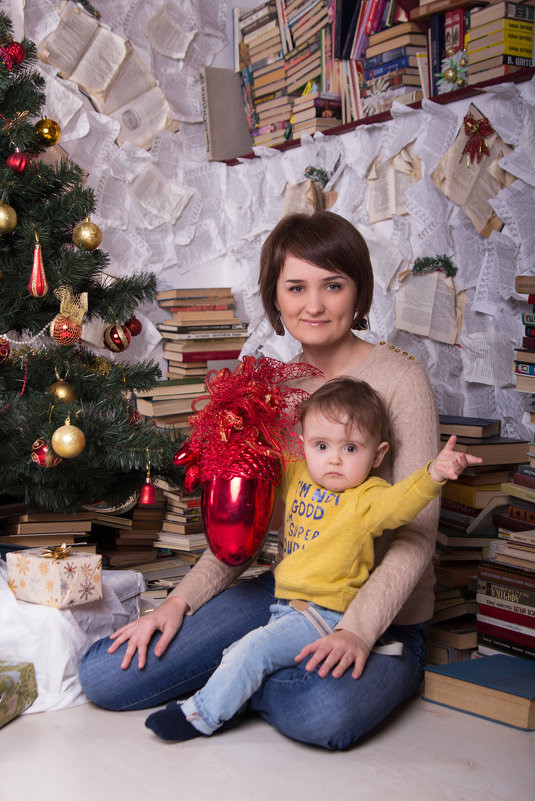 Мама с сыночком сидят у ёлки - Valentina Zaytseva