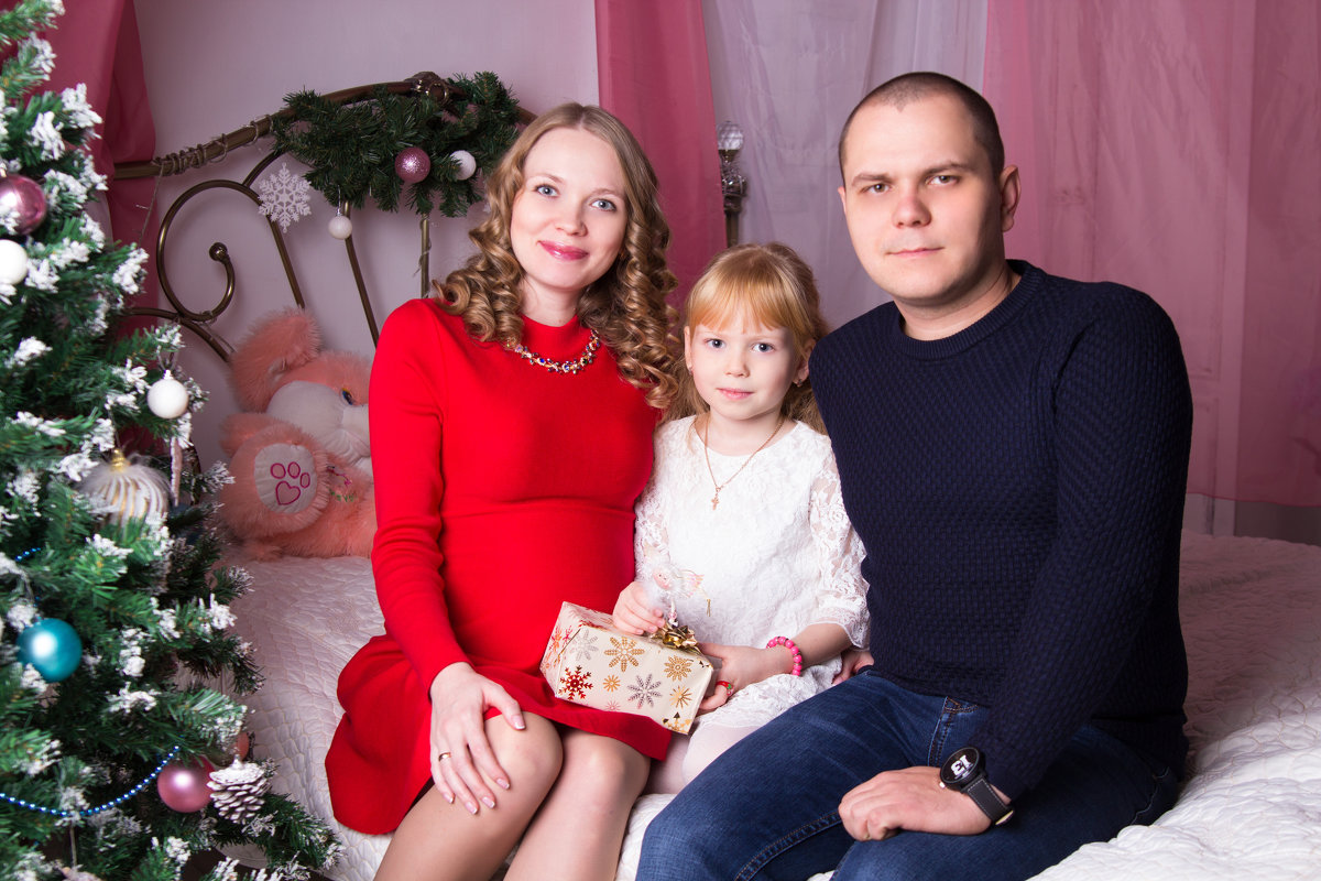 Семья на кровати у ёлочки - Valentina Zaytseva