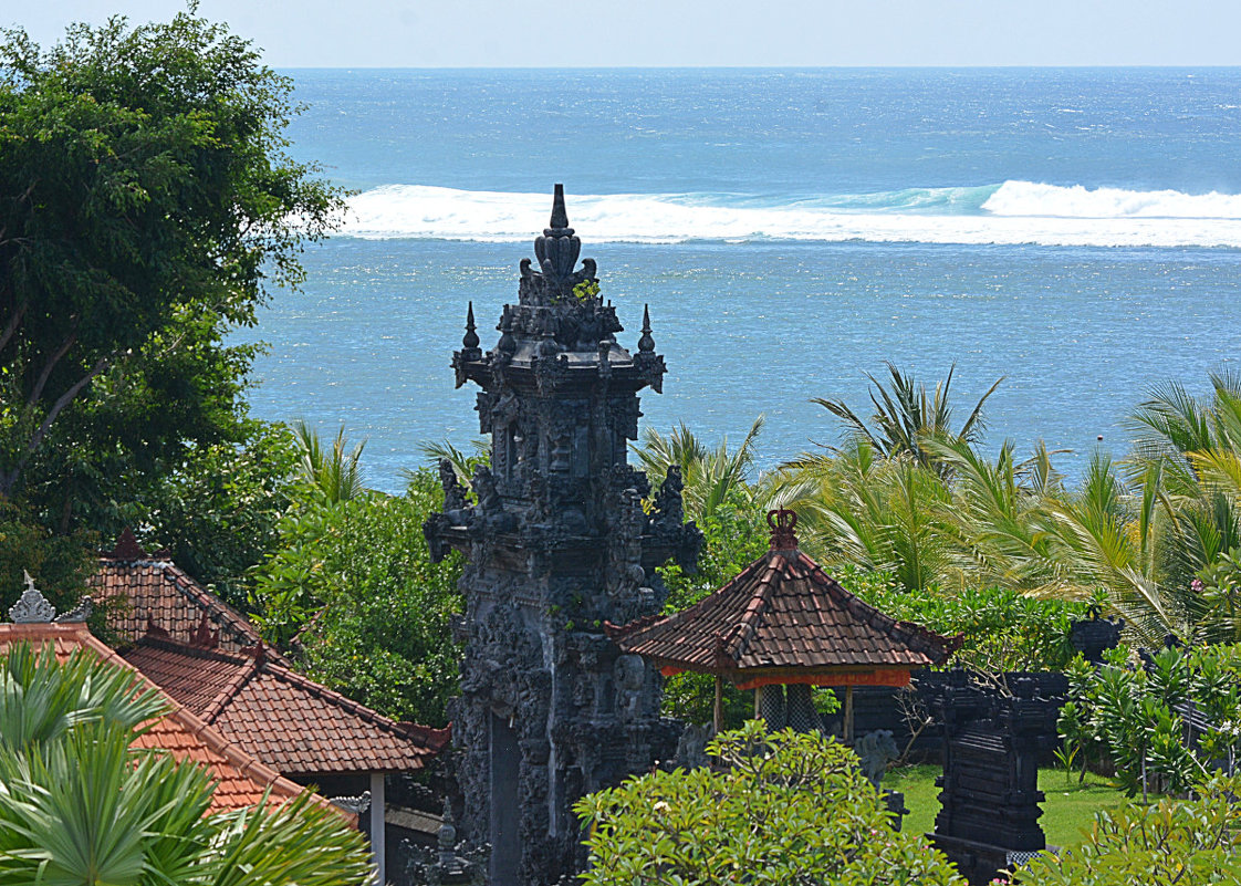 Храм на острове Бали на фоне Индийского океана - Асылбек Айманов