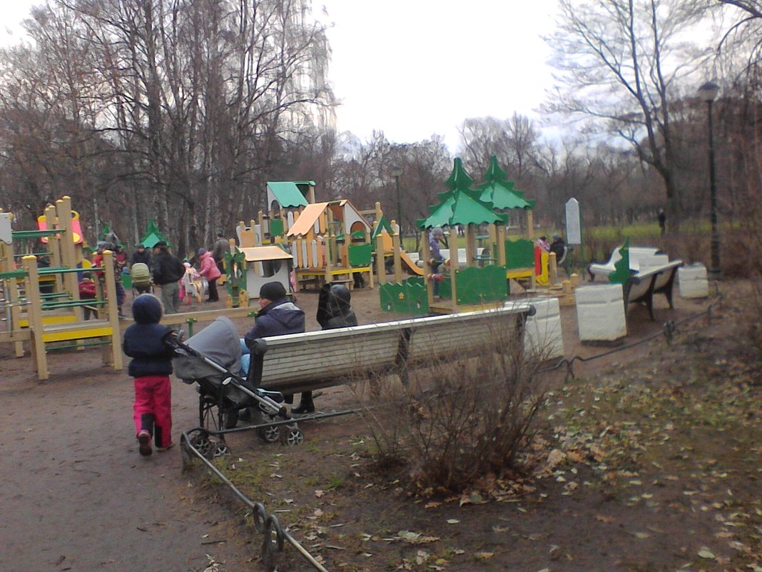 На детской площадке - Svetlana Lyaxovich