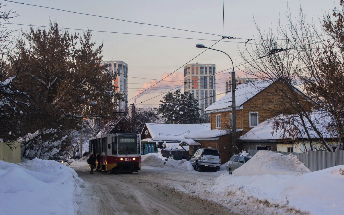 По старым улочкам трамвай...  идёт неспешно... - Альмира Юсупова