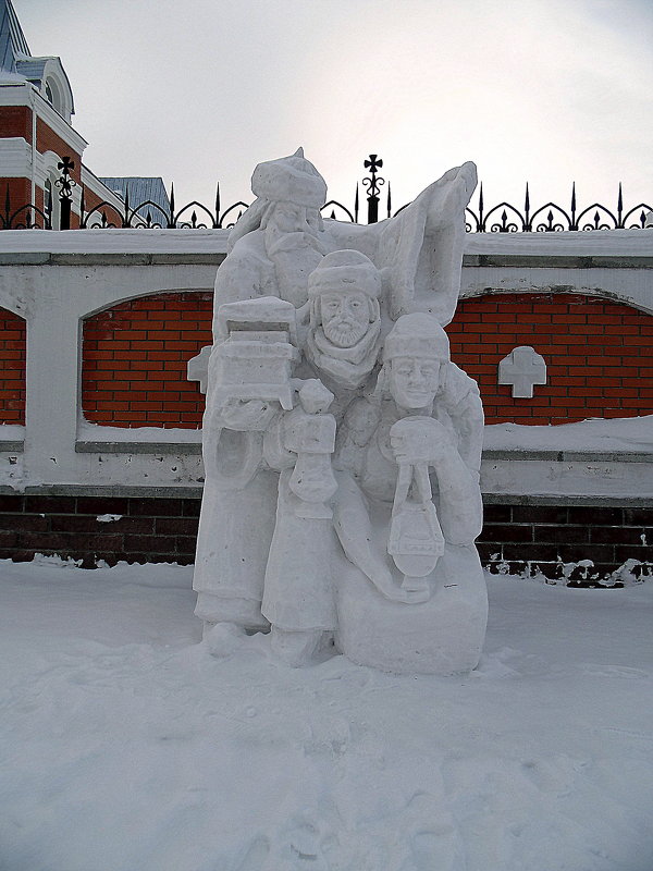 Фигуры из снега на Рождество у храма. - Мила Бовкун