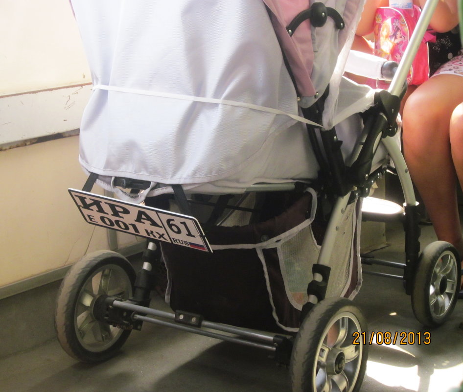 Детская коляска с номерной табличкой в автобусе и... мамины коленки - татьяна 