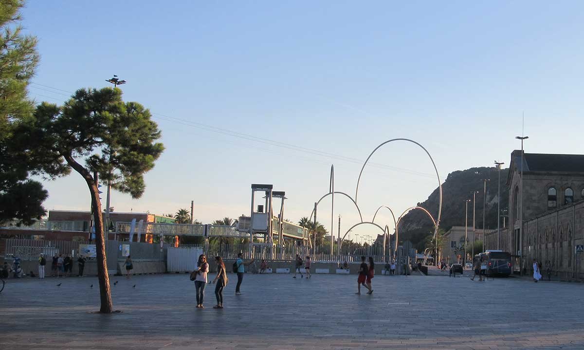 Площадь перед зданием морского порта в Барселоне - Tamara *
