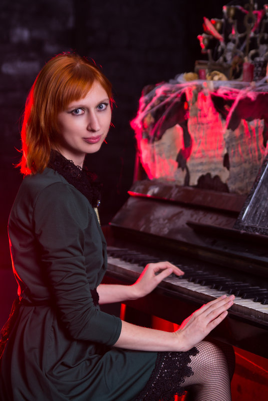 Девушка за фортепиано - Valentina Zaytseva