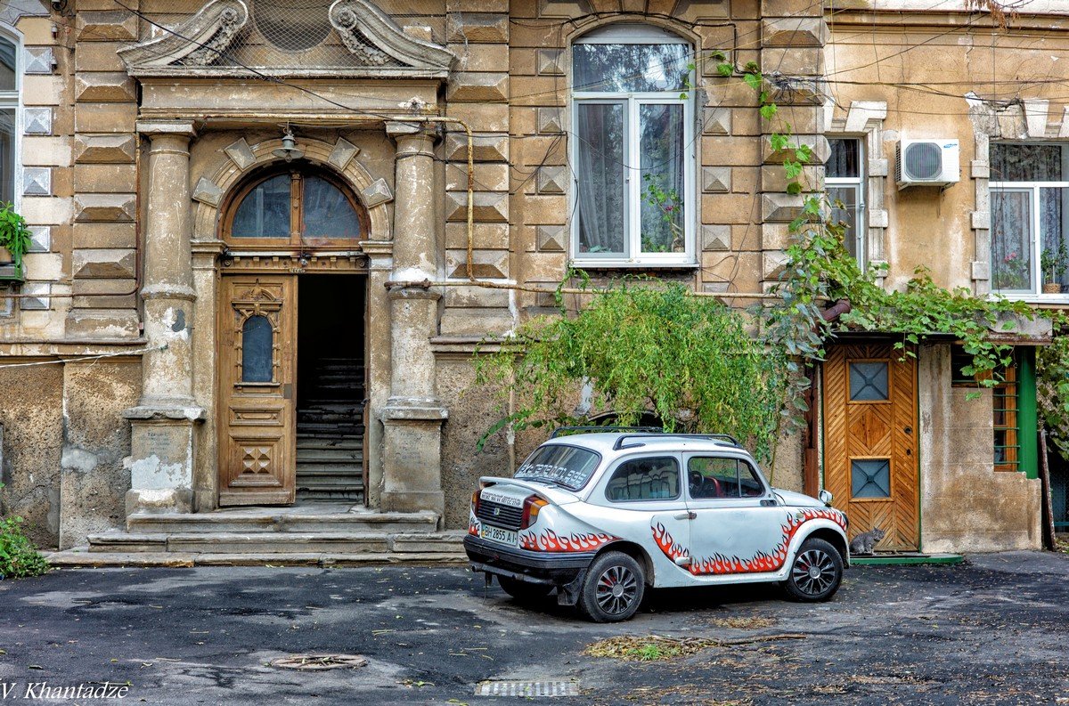 У парадного подъезда. - Вахтанг Хантадзе