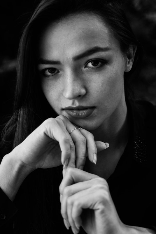 Черно-белый портрет девушки - Екатерина Потапова