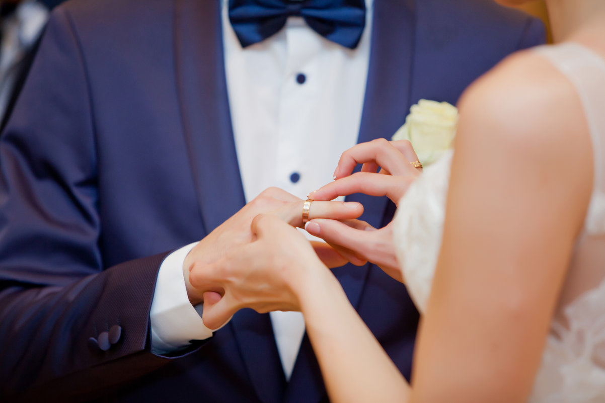 Свадьба жених надевает кольцо