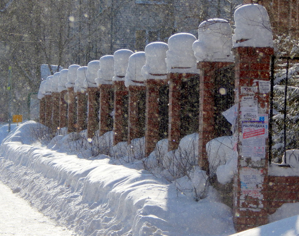снежные "шапки" на коллонах забора - Вячеслав Афанасьев