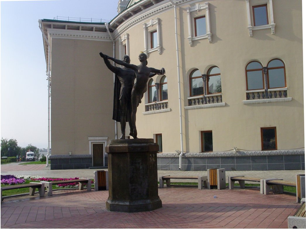 Памятник народным артистам П. Абашееву и Л. Сахьяновой - Виктор Мухин