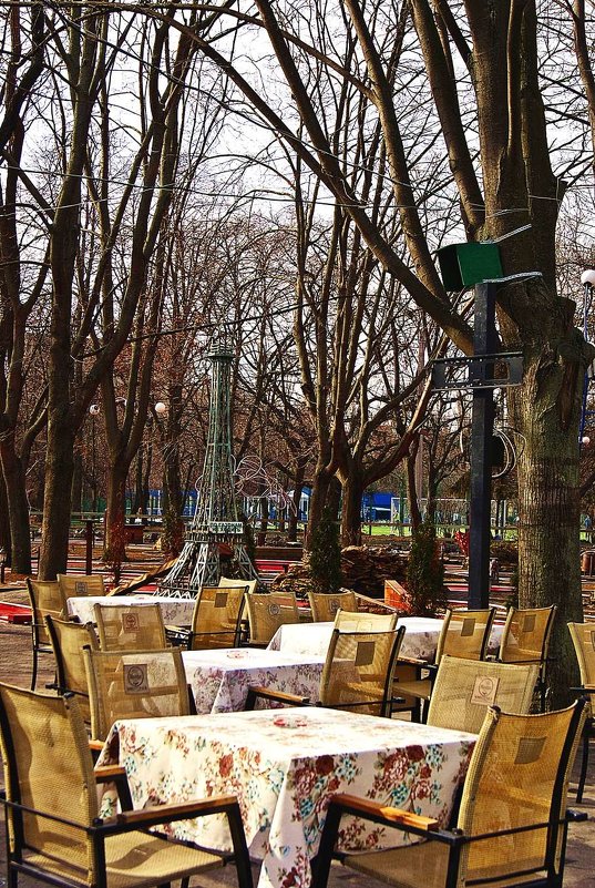 столик с видом на "Париж" - Александр Корчемный