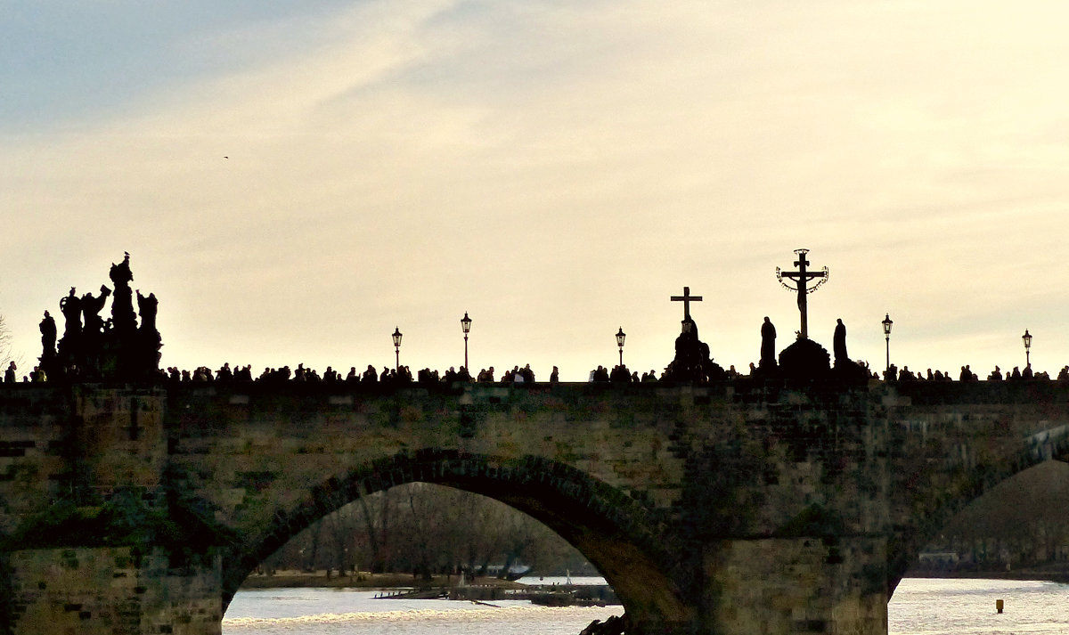 Карлов мост в Праге, а на нём люди, люди, люди... - Ольга Богачёва