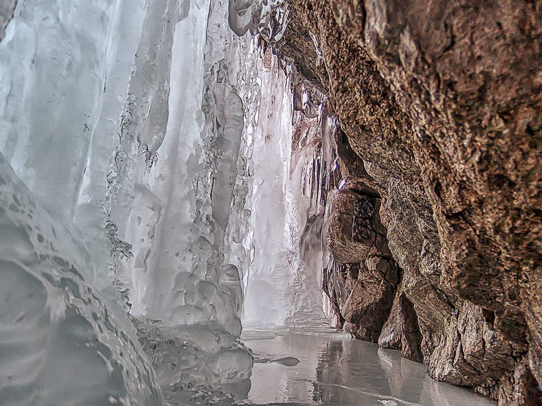 ледяная пещера за водопадом - Владимир Амангалиев