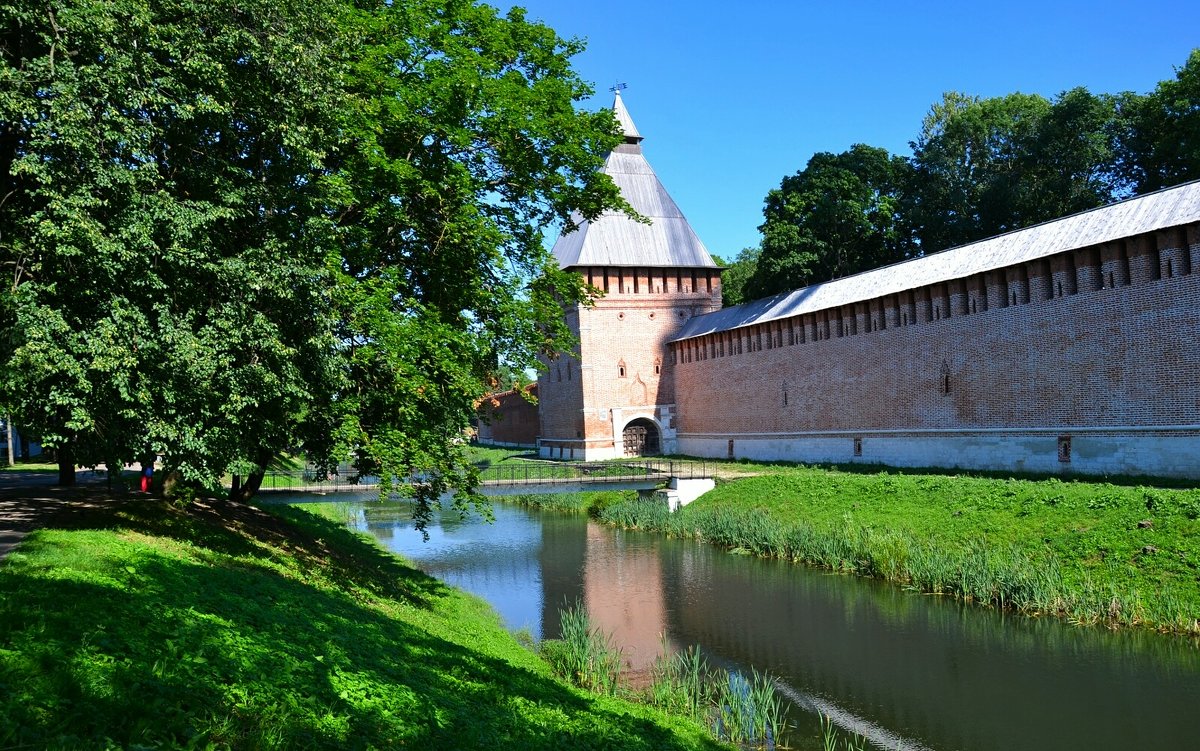 Крепостная стена Смоленск летом