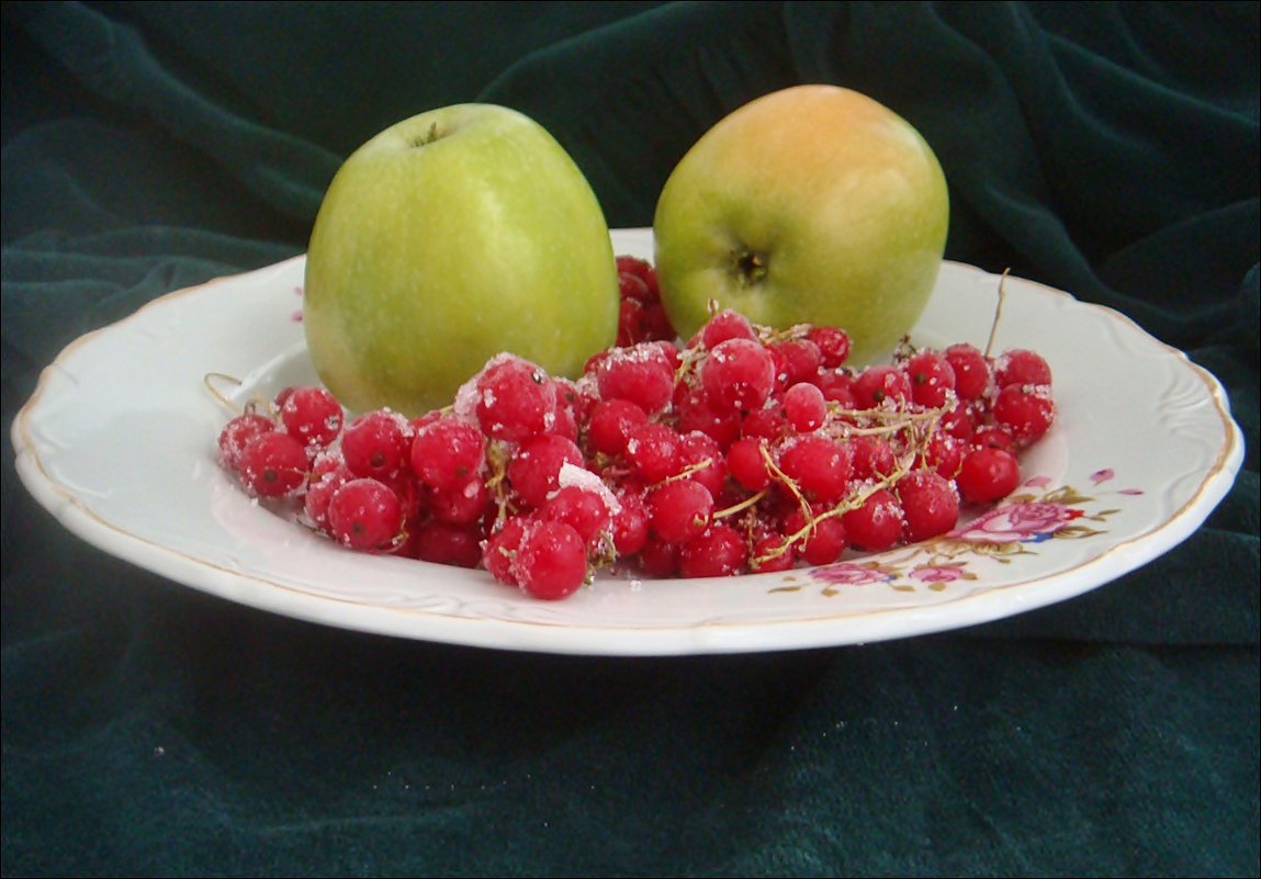 Зелёные яблоки и красная смородина - Нина Корешкова
